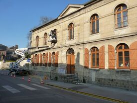 Travaux en cours sur la façade l'ancienne gendarmerie