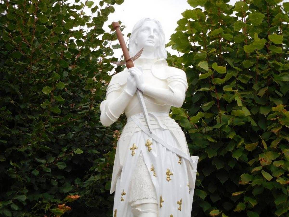 File:Statue de Jeanne d'Arc à l'extérieur de l'église Saint-Pierre