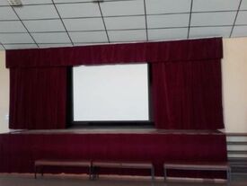 Installation d'un écran de projection salle polyvalente