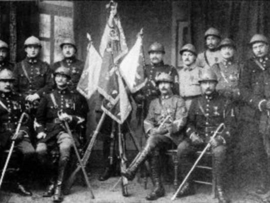 48ème Bataillon de Chasseurs à Pied - Source : Archives du Cdt de Chomereau - Officiers et sous-officiers du 48° BCP - Photo prise à la Villa des Roses lors du retour en repos du 48° BCP à Liesse du 17 novembre au 2 décembre 2018