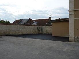 Cour de l'ancienne gendarmerie avec enrobé